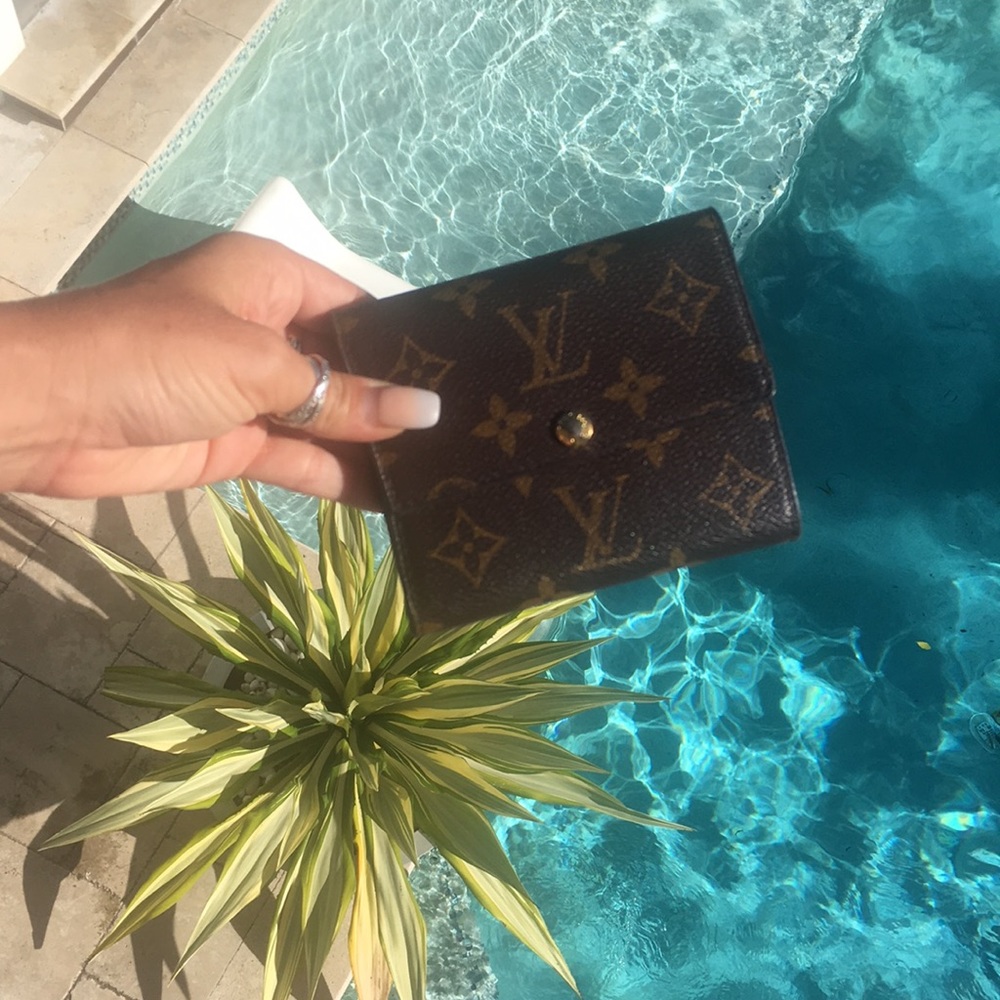 Louis V Womans mini Wallet